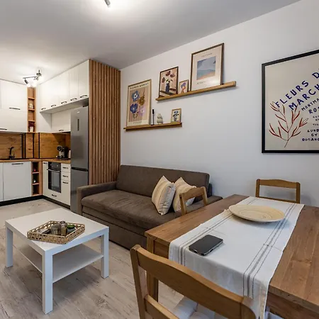Bright And Cozy At A Quiet Location Apartment