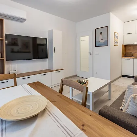 Bright And Cozy At A Quiet Location Apartment Sofia